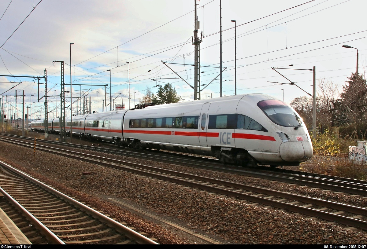 Nach wenigen Minuten Aufenthalt verlässt 411 553-1 (Tz 1153  Ilmenau ) den Abstellbahnhof Dresden-Reick auf der Bahnstrecke Děčín–Dresden-Neustadt (Elbtalbahn | KBS 241.1), um als ICE 1558 (Linie 50) nach Wiesbaden Hbf in seinen Startbahnhof Dresden Hbf zu fahren.
[8.12.2018 | 12:07 Uhr]