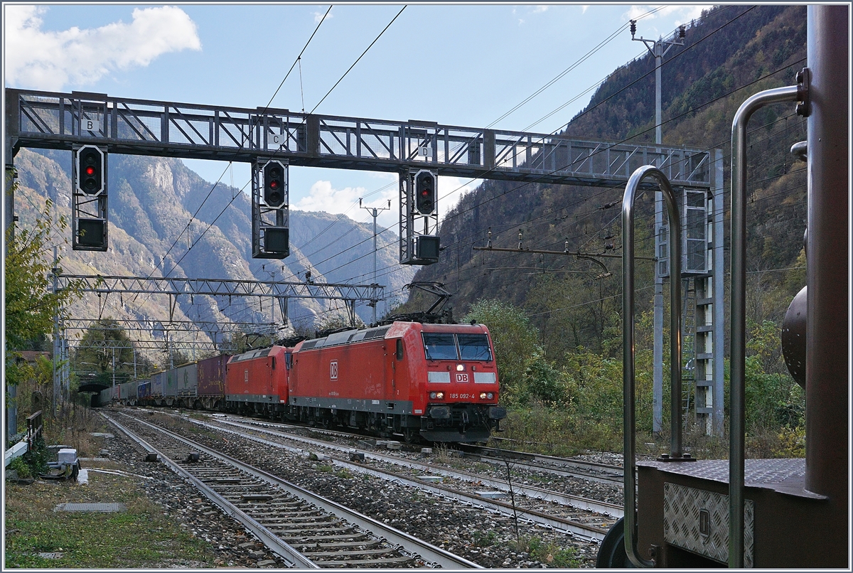 Nach wenigen Minuten taucht in Varzo der Gegenzug mit zwei DB 185, mit der Spitzenlok 185 092-4 auf. Rechts im Bild, zeigt, angeschnitten die wartende BLS Re 4/4 183.
27. Nov. 2017

    