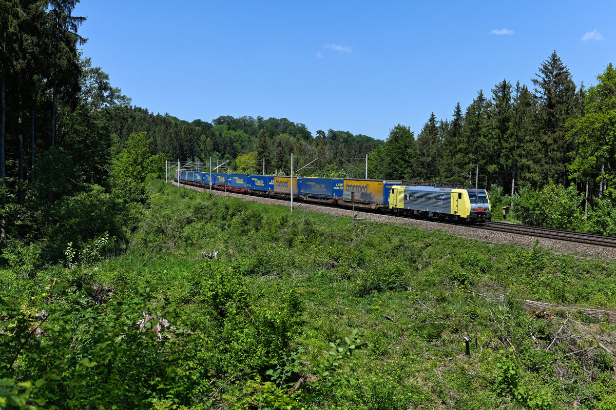 Nach wie vor im Auslieferungszustand mit der charakteristischen gelb-silbernen Lackierung befindet sich die 189 903 von RTC. Am 18. Mai 2020 konnte ich die Mehrsystemlok vor dem DGS 43115 nach Verona Q.E. bei Lorenzberg in Oberbayern aufnehmen. 