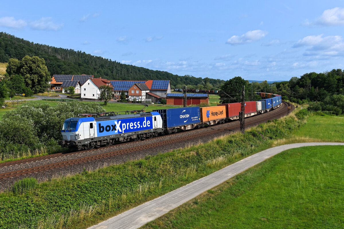 Nach wie vor Hoch im Kurs bei Eisenbahnfotografen steht der Motivklassiker Hermannspiegel im osthessischen Haunetal. Während meines Aufenthaltes dort traf ich Hobby-Kollegen aus Belgien, Holland, Polen und Italien. Am 04. Juli 2023 passierte die 193 537 von boXxpress mit dem komplett beladenen Containerzug DGS 69229 von Weddewarder Tief nach München Riem den fotogenen Bogen. 