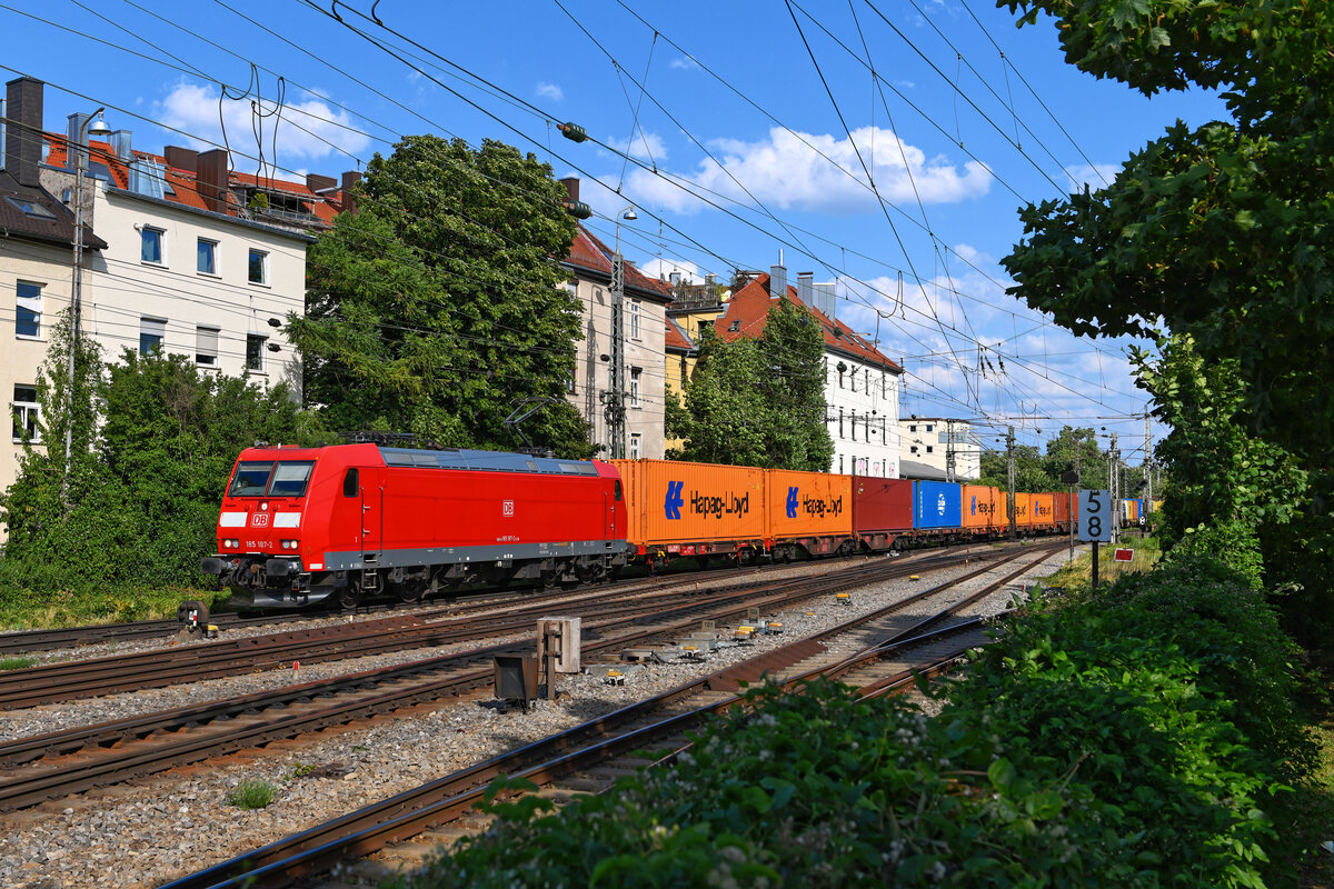 Nach wie vor nicht im Fokus des Interesses von Eisenbahnfreunden stehen die Loks der Baureihe 185 von DB Cargo. Wenn es sich um ein gepflegtes Exemplar wie die hier abgebildete 185 187 handelt, dann mache ich allerdings ganz gerne ein Bild davon. Die Aufnahme vor einem Containerzug entstand in München Süd am 19. Juli 2023. 