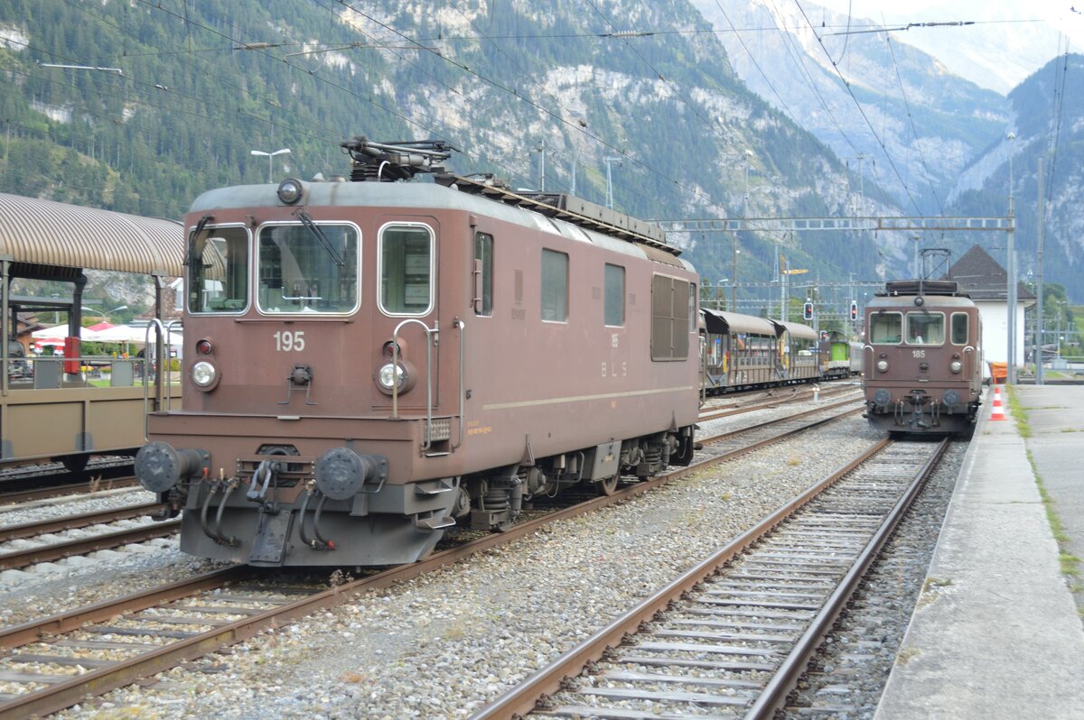 Nach wie vor sind die Re 4/4 der BLS vor der Autoverlad zwischen Kandersteg und Goppenstein im Einsatz. Am 07.09.2021 warten zwei Maschinen im Bahnhof Kandersteg auf ihren Einsatz.