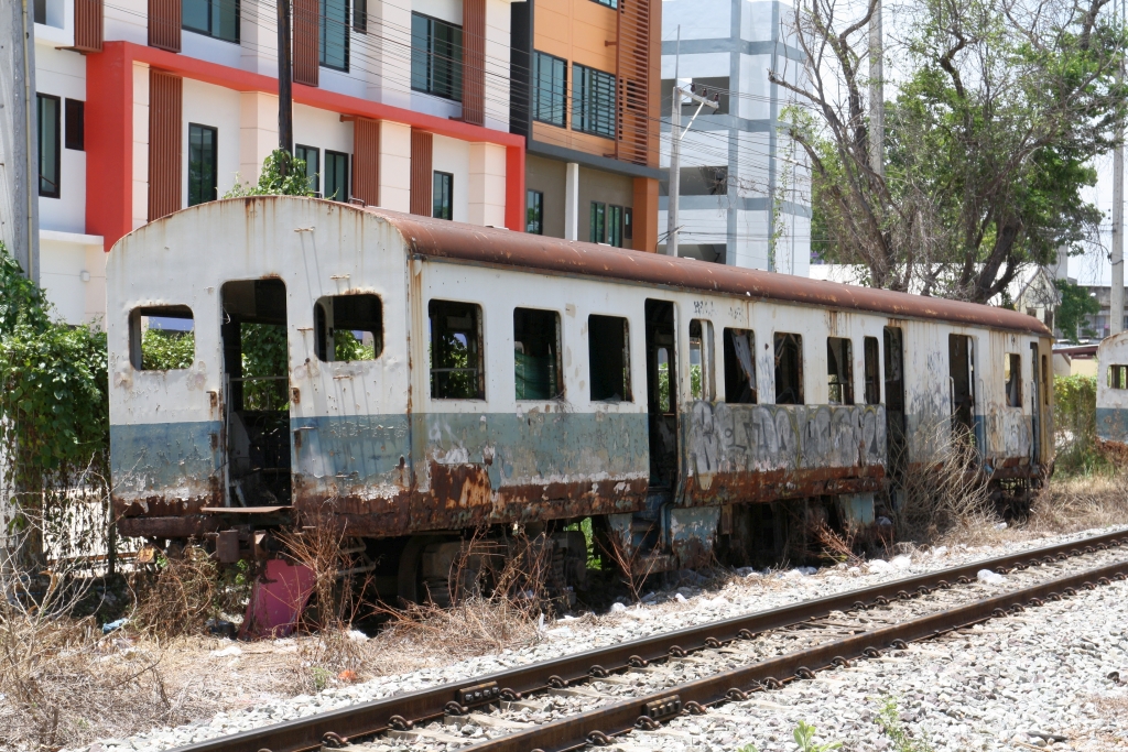 Nach wie vor steht der ausgeschlachtet Wagenkasten des RH 1001 (Niigata, Bauj. 1961) etwa 1,5 Km außerhalb der Mahachai Station. Bild vom 04.Juni 2018.