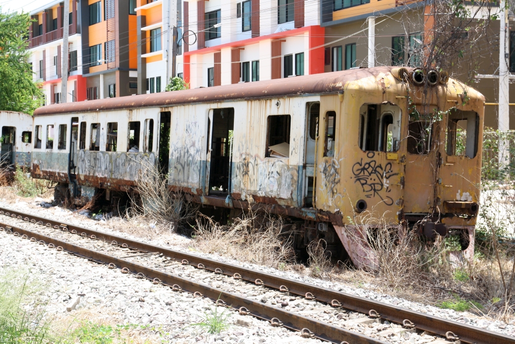 Nach wie vor steht der ausgeschlachtet Wagenkasten des RH 1001 (Niigata, Bauj. 1961) etwa 1,5 Km außerhalb der Mahachai Station. Bild vom 04.Juni 2018.