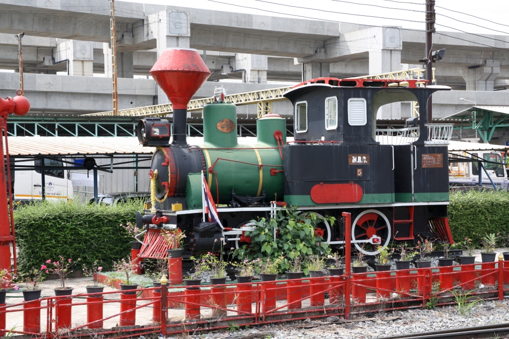 Nach wie vor steht die MRC 4, ex MRC 1 (1B-n2t, Krauss-München/Sendling, Bauj. 1906, Fab.Nr. 5427), mit Plagiatschildern als MRC 5 beschriftet, als Denkmallok beim Eingang zum Depot Bang Sue. Bild vom 01.Mai 2022. 