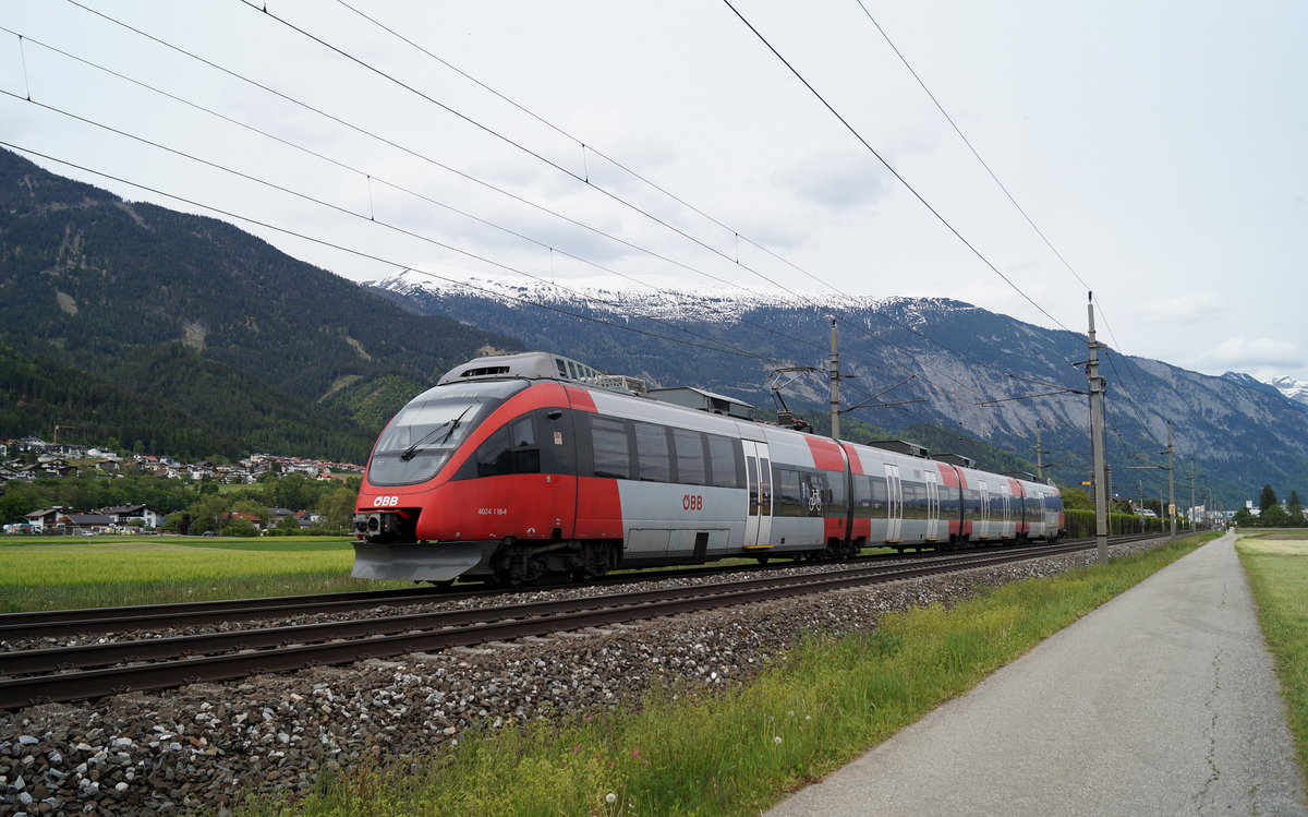 Nach wie vor in Tirol im Einsatz befindet sich der AK Kärnten- LiteraTourZug  4024 118-4. Bei Schwaz strebt er als Zug 5160 der S-Bahn-Linie 2 (Jenbach - Ötztal) Richtung Innsbruck, 18.05.2019.