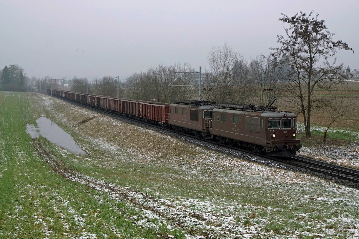 Nach wie vor unentbehrlich sind die noch betriebstüchtigen braunen MUTZEN.
Stahlzug Vicenza-Gerlafingen mit den Re 425 192 und Re 425 175 bei Biberist im Regen am 10. Februar 2021.
Foto: Walter Ruetsch
