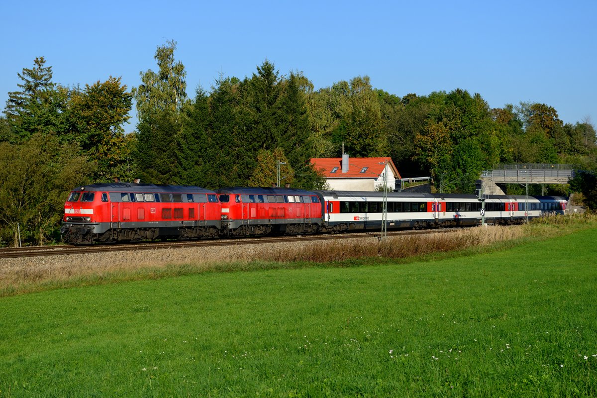 Nach wie vor unverzichtbar: Die Baureihe 218 vor den EC Zügen zwischen Zürich und München. Am 02. Oktober 2013 konnten 218 433 und 419 vor dem EC 192 bei Kottgeisering abgelichtet werden.