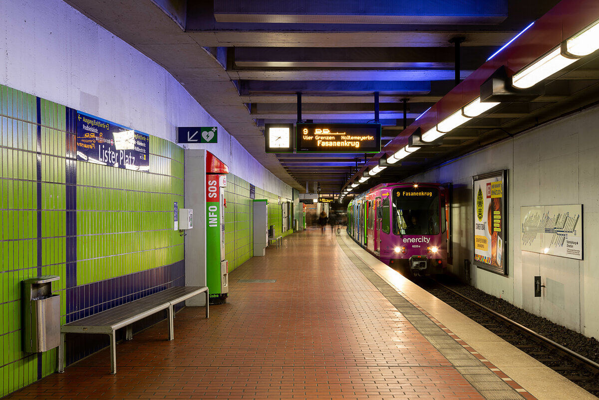 Nach wie vor unverzichtbar sind die alten Stadtbahnen des Typs TW6000 in Hannovers Stadtbahnnetz, besonders auf der Linie 9, auf welcher nach wie vor wegen zu geringer Gleismittensabstände keine anderen Fahrzeuge eingesetzt werden dürfen. Die beiden Fahrzeuge 6225 und 6210 zeigen sich hier an der Haltestelle Lister Platz und werden in Kürze den Tunnel der A-Strecke wieder verlassen.