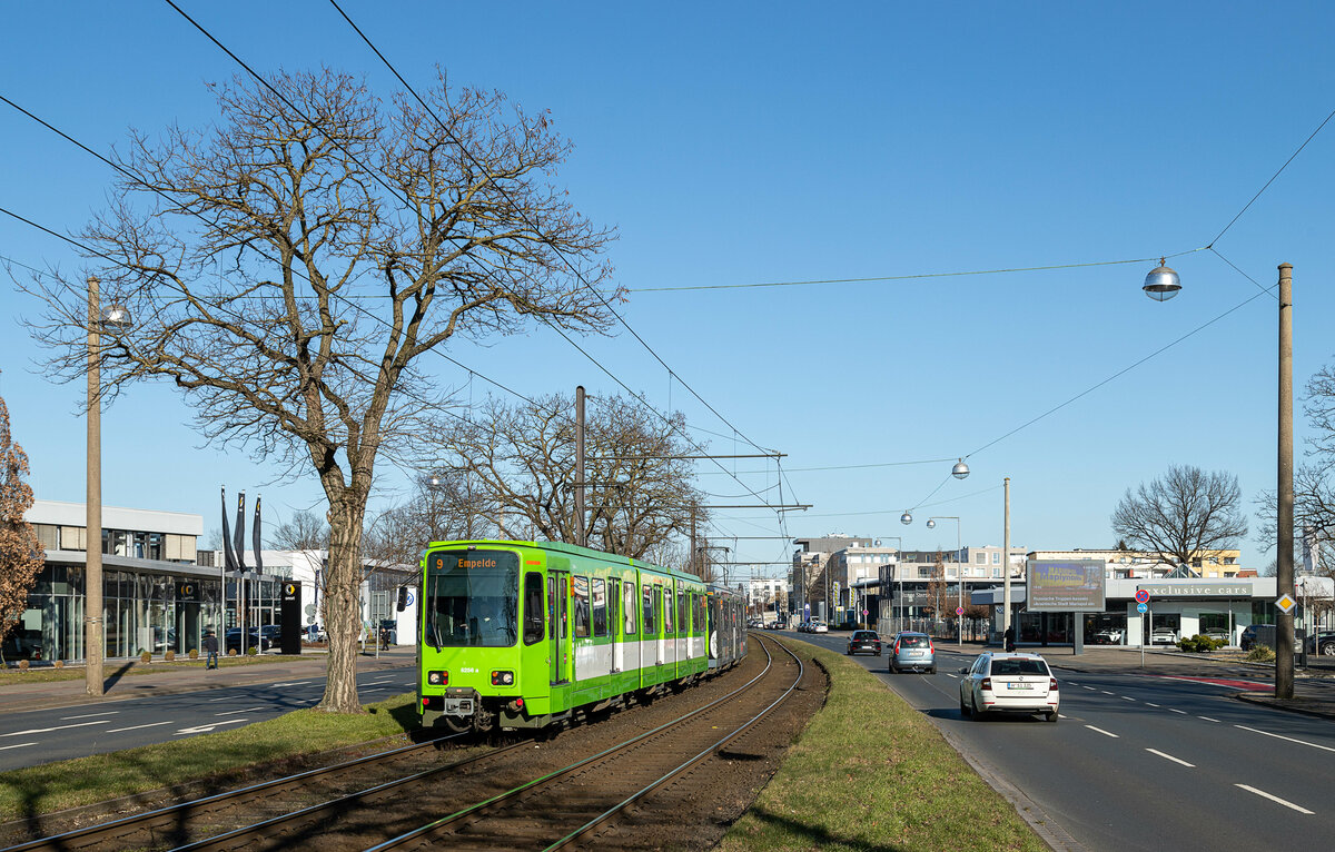Nach wie vor unverzichtbar sind in Hannover die Fahrzeuge des Typs TW6000, gerade auf der Linie 9, welche ausschließlich von diesem Fahrzeugtyp bedient werden darf und wird. Allerdings schreitet der Umbau für die breiteren Fahrzeuge des Typs TW2000 mit großen Schritten voran, mit dem Jahresfahrplan 2023 sollen diese nach derzeitiger Planung auch auf dieser Linie heimisch werden.

Stellvertretend dafür sind hier die beiden Wagen 6256 und 6211, welcher eine Vollwerbung für die Kette Back-Factory trägt, kurz vor der Haltestelle Klingerstraße auf dem Weg nach Empelde zu sehen.