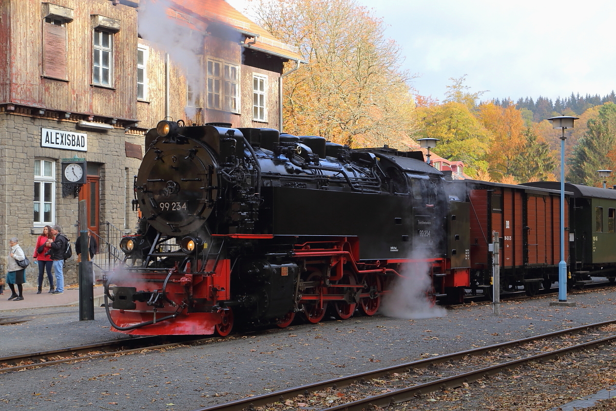 Nach der Wiederaufnahme des Güterwagens in den Zugverband, stellt 99 234 den nunmehr wieder als PmG geführten IG HSB-Sonderzug am 21.10.2018 im Bahnhof Alexisbad zur Weiterfahrt bereit.