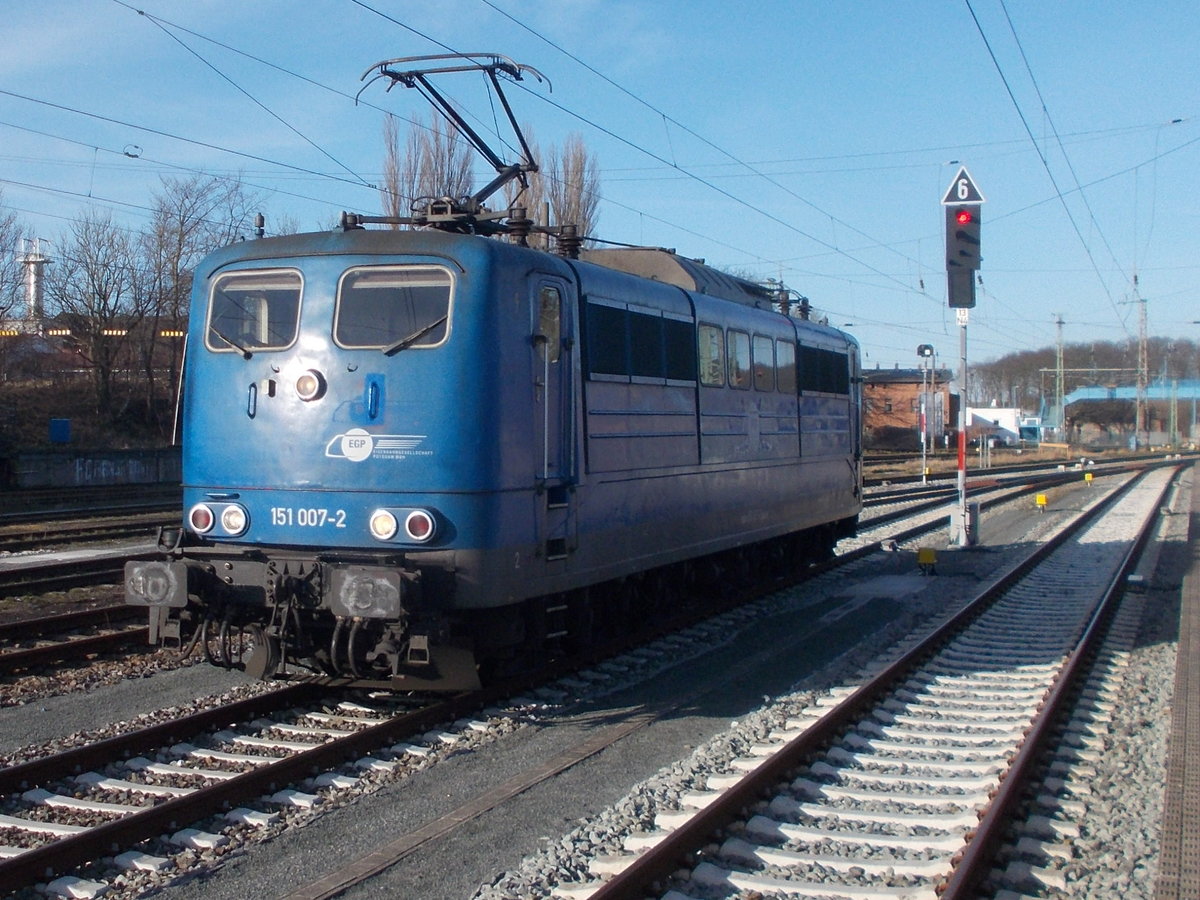 Nach der Winterpause fährt der Kreidezug wieder und ist momentan mit der EGP 151 007 bespannt.Aufnahme nach dem Abstellen des ersten Teils,am 06.April 2018,in Bergen/Rügen.