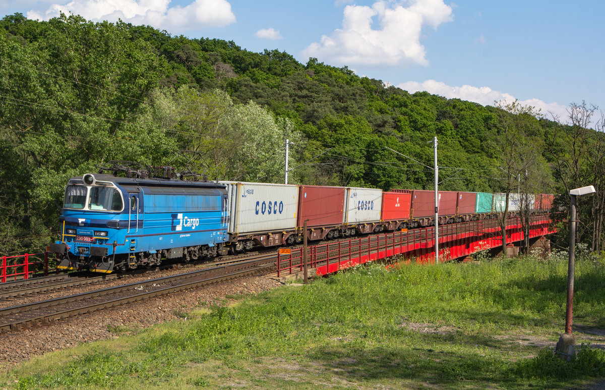 Nach der ZSSKCargo kam noch eine blaue CD Cargo Lamintaka 230.003 mit dem Interkombi Containerzug Nex 41752 (Bratislava-Pálenisko > Mělník CZ) vorbei. (09.05.2016)