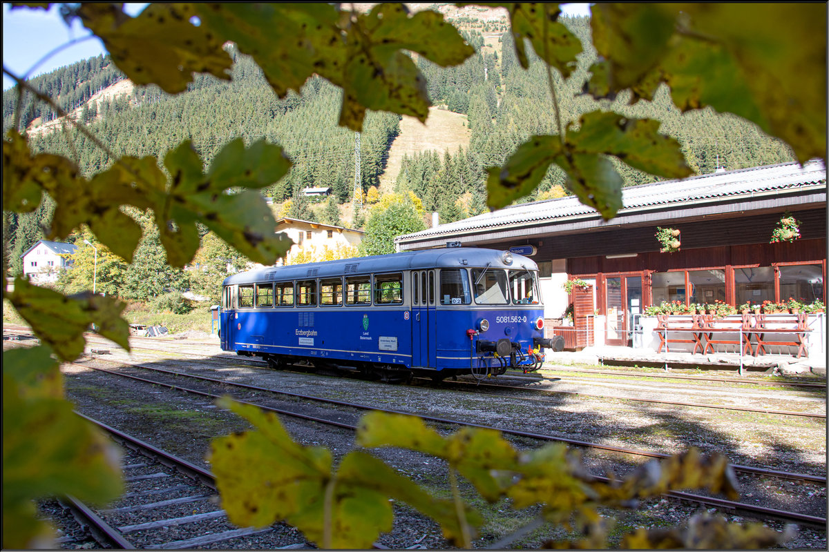 Nach der  Zugbegegnung  im Bahnhof Präbichl verlässt 5081.562 den Bahnhof Richtung Erzberg. 
Danke an das gesamte Team der Erzbergbahn für die Organisation dieser nachgestellten  Kreuzung  . 
13.10.2019
