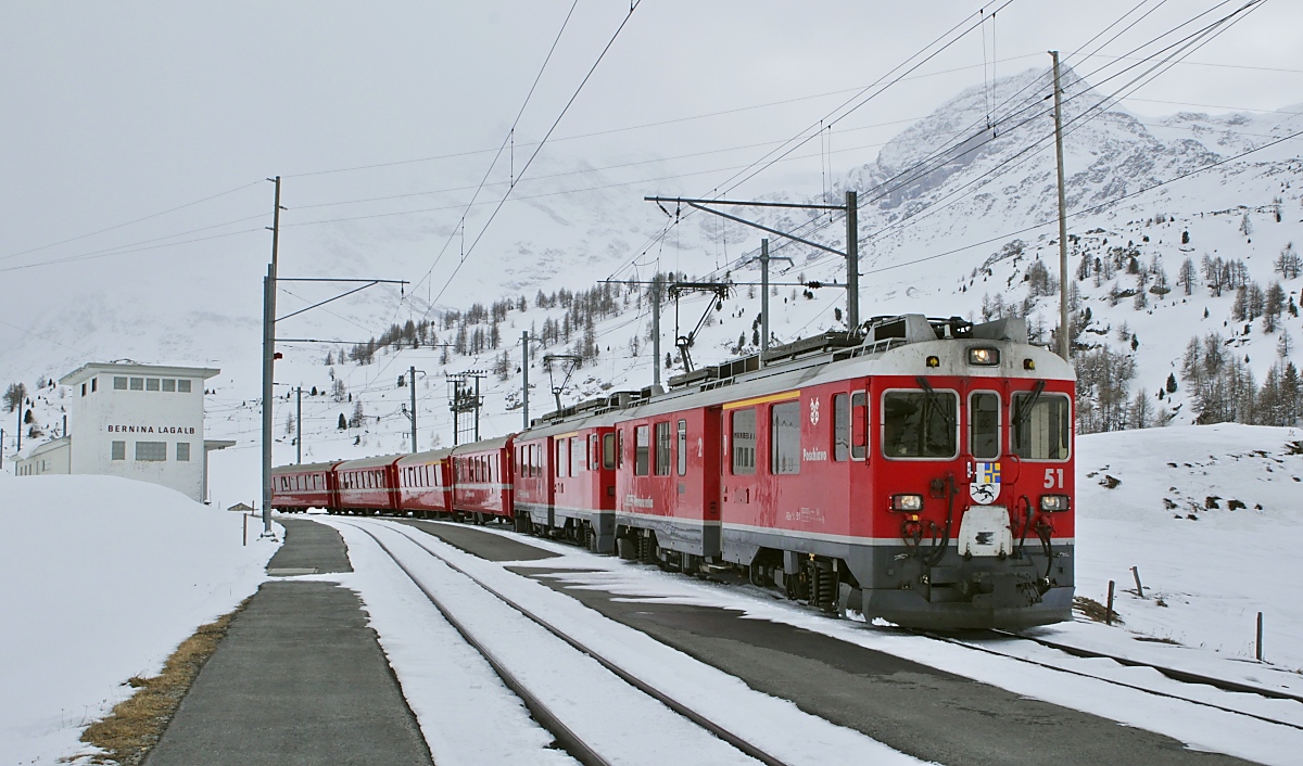 Nach einer Zugkreuzung setzen der ABe 4/4 III 51 und ein weiterer ABe 4/4 II am 03.04.2022 in Bernina Lagalp ihre Fahrt hinunter nach St. Moritz fort