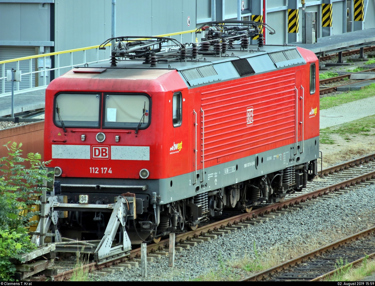 Nach zwischenzeitlicher Beheimatung bei DB Regio Baden-Württemberg in Stuttgart (u.a. erkennbar am  bwegt -Schriftzug) ist 112 174-8 wieder nach Kiel zu DB Regio Schleswig-Holstein (DB Regio Nord) zurückgekehrt.
Hier steht die Lok in der Abstellgruppe von Kiel Hbf.
Aufgenommen von der Gablenzbrücke. Da die Brüstung teilweise verglast ist, konnte ich nicht weiter nach rechts gehen.
[2.8.2019 | 15:59 Uhr]