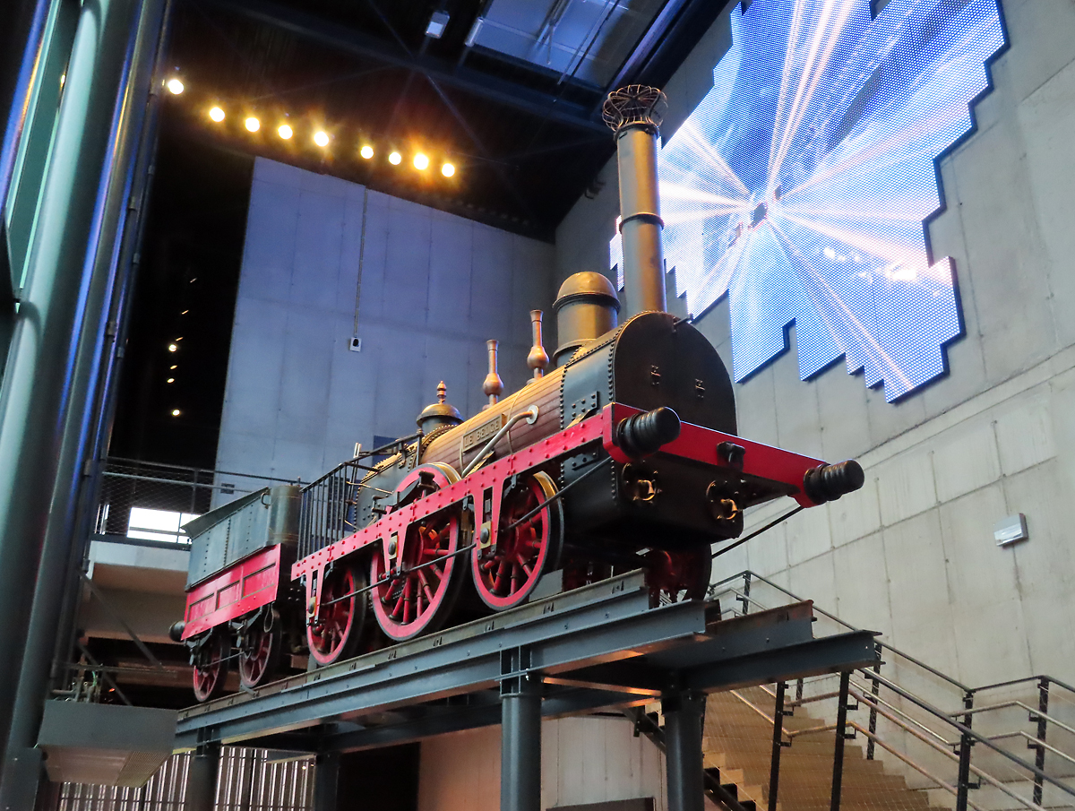 Nachbildung der 'LE BELGE', der ersten Dampflok Belgiens, aufgenommen aus ungewohnter Perspektive im Museum Train World in Brüssel. Brüssel, 8.3.2023