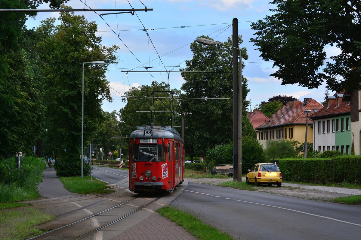 Nachchuss auf den Düwag Tw 46 mit BB Radio Werbung kurz hinter der Haltestelle S-Bahnhof Friedrichshagen bei Berlin.

Friedrichshagen 31.07.2017