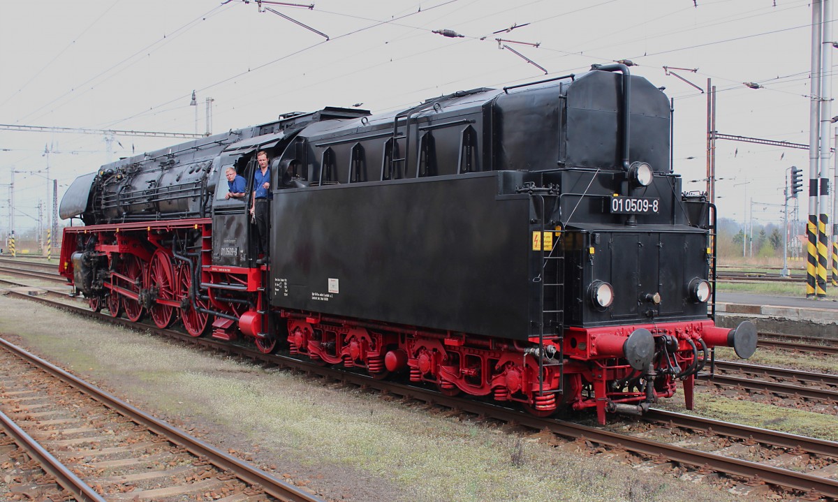Nachdem die 01 0509-8 in Cheb ihre Wasser- und Kohlevorräte aufgefrischt hatte, wird sie wieder an den DPE 95971 bereitgestellt. 05.04.2014
