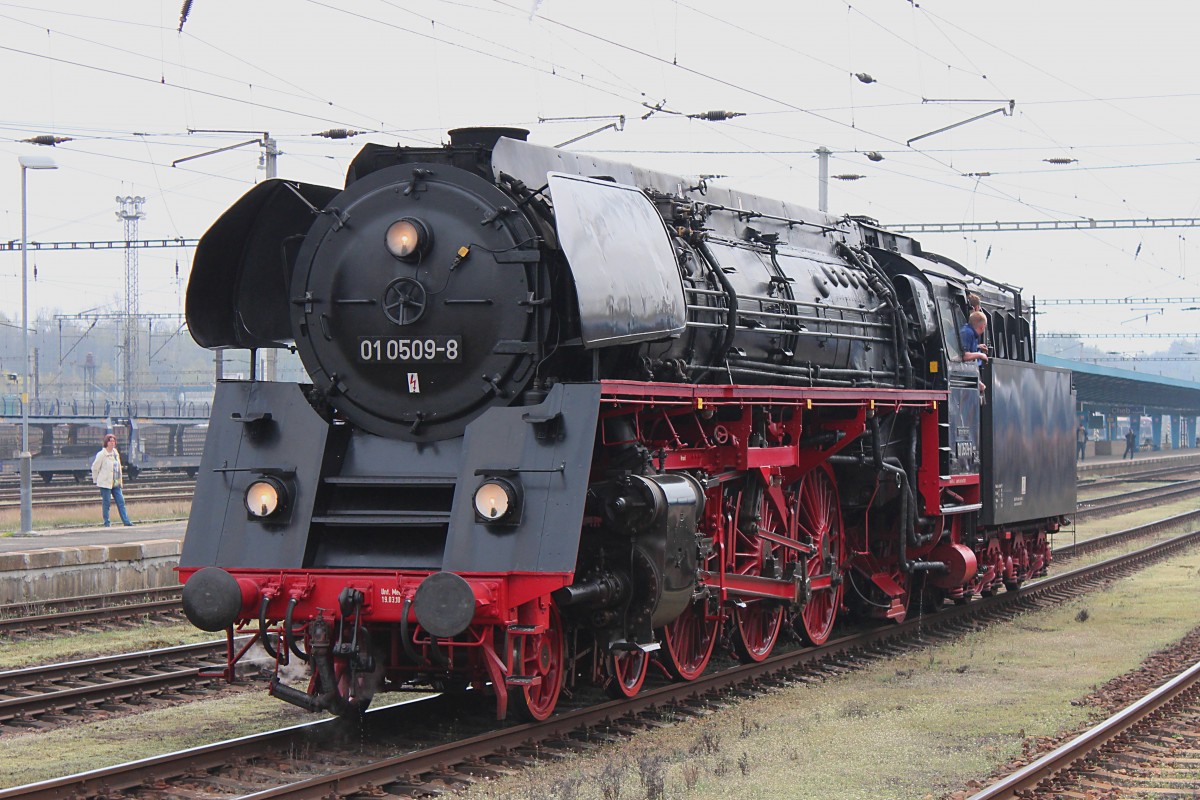 Nachdem die 01 0509-8 in Cheb ihre Wasser- und Kohlevorräte aufgefrischt hatte, wird sie wieder an den DPE 95971 bereitgestellt. 05.04.2014