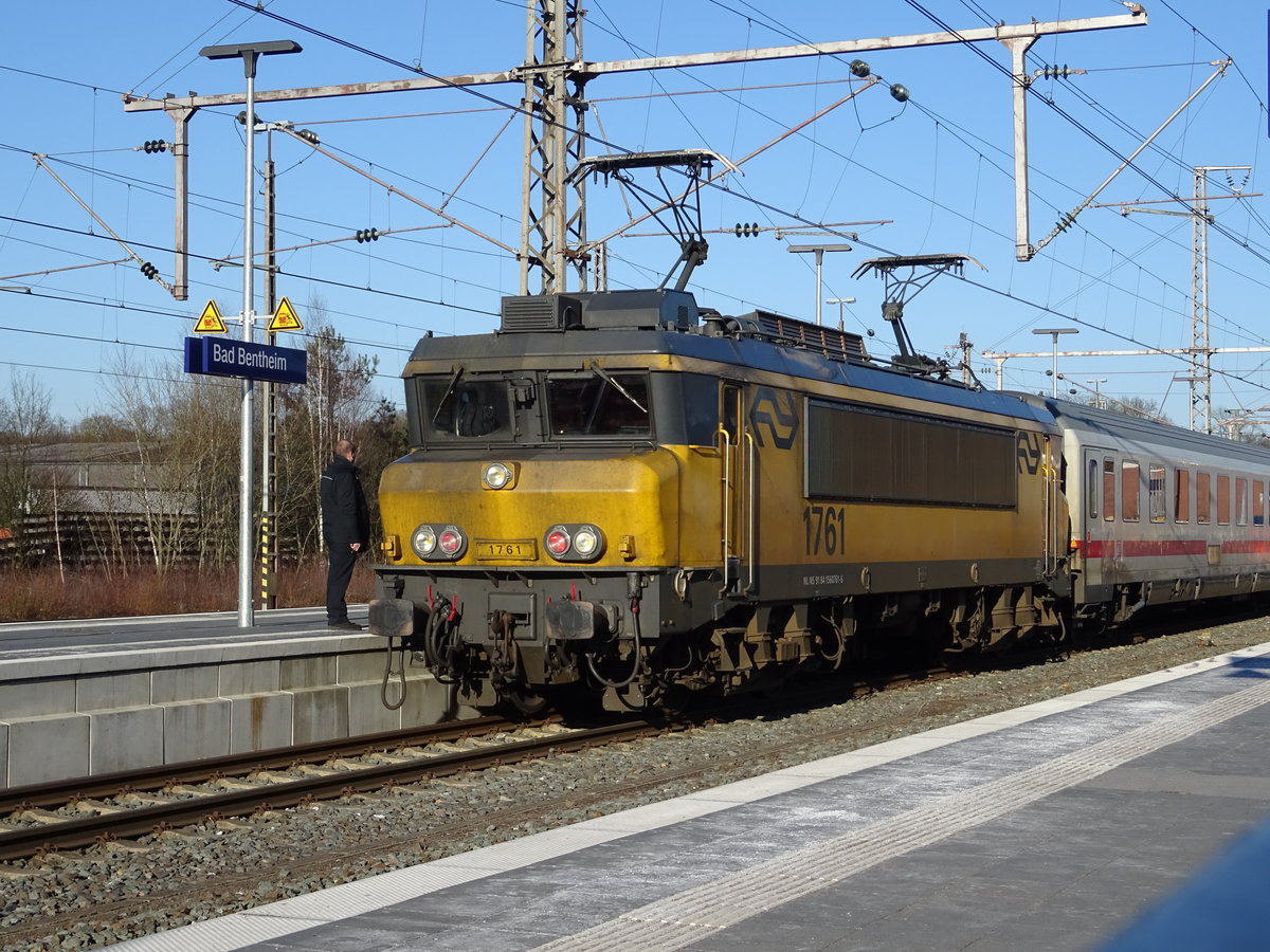Nachdem 101 046-1 (siehe mein vorheriges Bild) abgekoppelt und die Stromstärke auf 1500V Gleichstrom umgeschaltet wurde, hat sich die NS 1761 vor den IC nach Amsterdam Centraal gesetzt. Aufgenommen im März 2018 in Bad Bentheim.