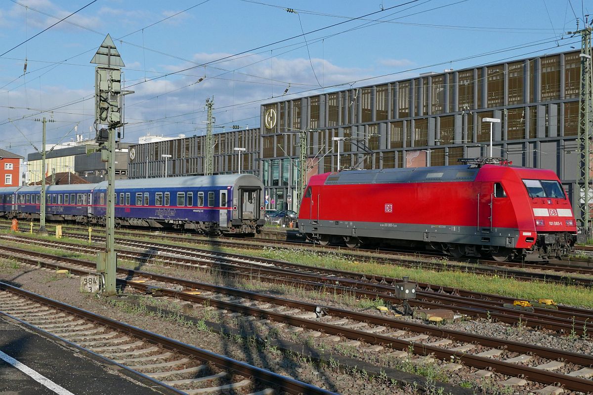 Nachdem 101 065-1 den umgeleiteten NJ 471 von Berlin Ostbf nach Zürich HB in den Bahnhof von Singen (Hohentwiel) gezogen hatte, wurde diese abgekuppelt, da zur Weiterfahrt eine Re 420 die Wagen des Nightjets übernahm (08.08.2021)