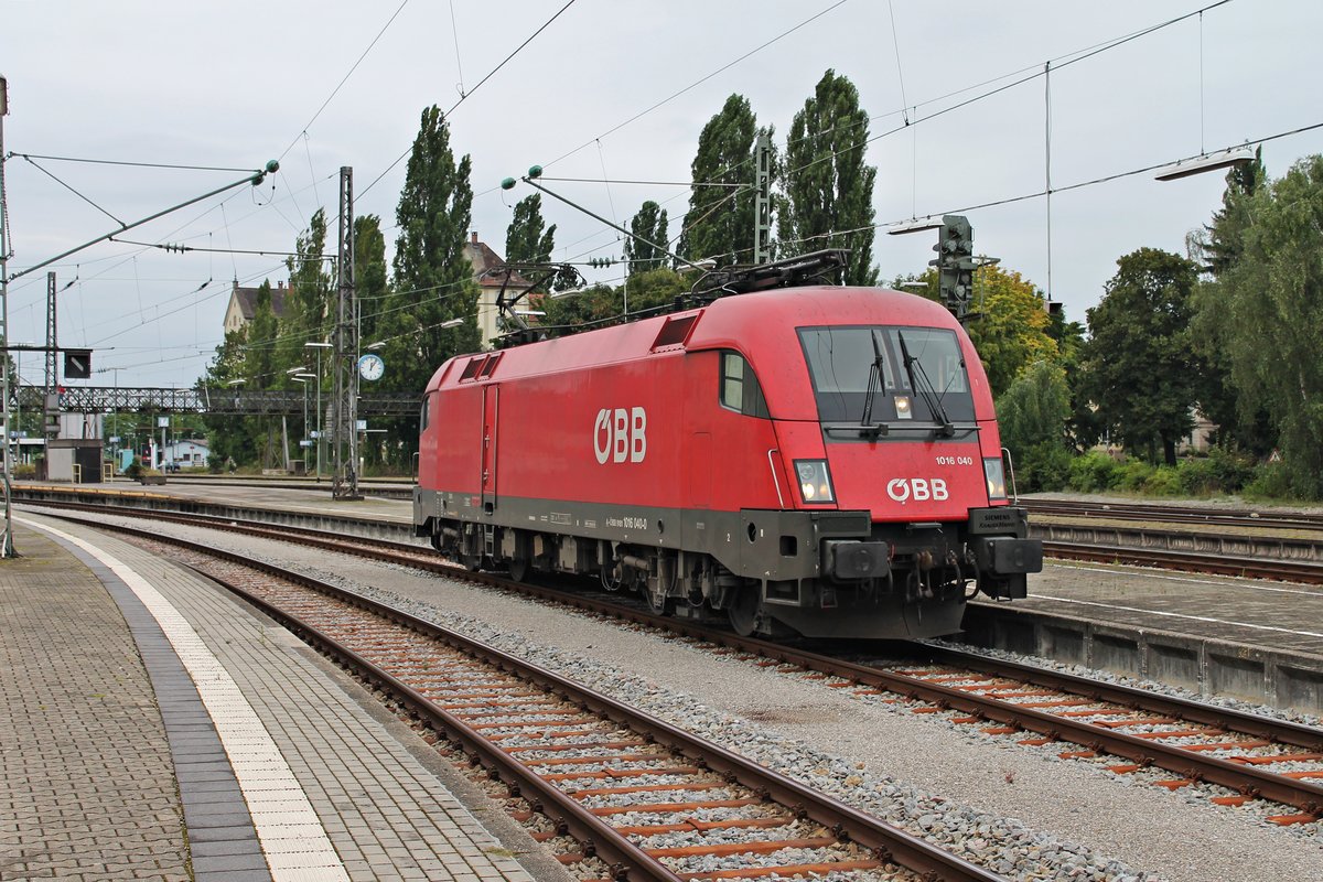 Nachdem die 1016 040 am 12.08.2016 den IC 118 nach Lindau brachte und an zwei 218er abgab, rangierte sie nun aus dem Hauptbahnhof, um auf ein Abstellgleis zu gelangen.