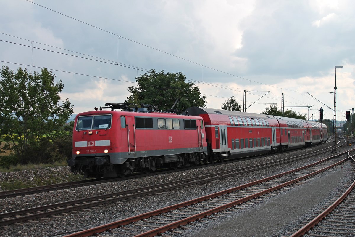 Nachdem 111 161-6 am 20.09.2017 mit ihrem RegionalExpress in Singen (Hohentwiel) einen Richtungswechsel durchgeführt hatte, fuhr sie erneut durch den Bahnhof von Welschingen-Neuhausen, diesmal aber in Richtung Norden.
