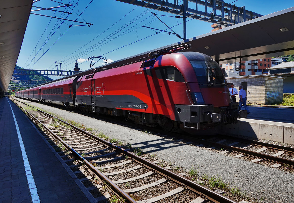 Nachdem die 1116 202-3 schon mit ihrem railjet nach Zürich HB abgefahren war, steht nun noch die 1116 242-9 mit dem railjet 560 aus Flughafen Wien (VIE) im Bahnhof und wartet auf die Weiterfahrt nach Bregenz).
Aufgenommen am 18.7.2016, im Bahnhof Feldkirch. .