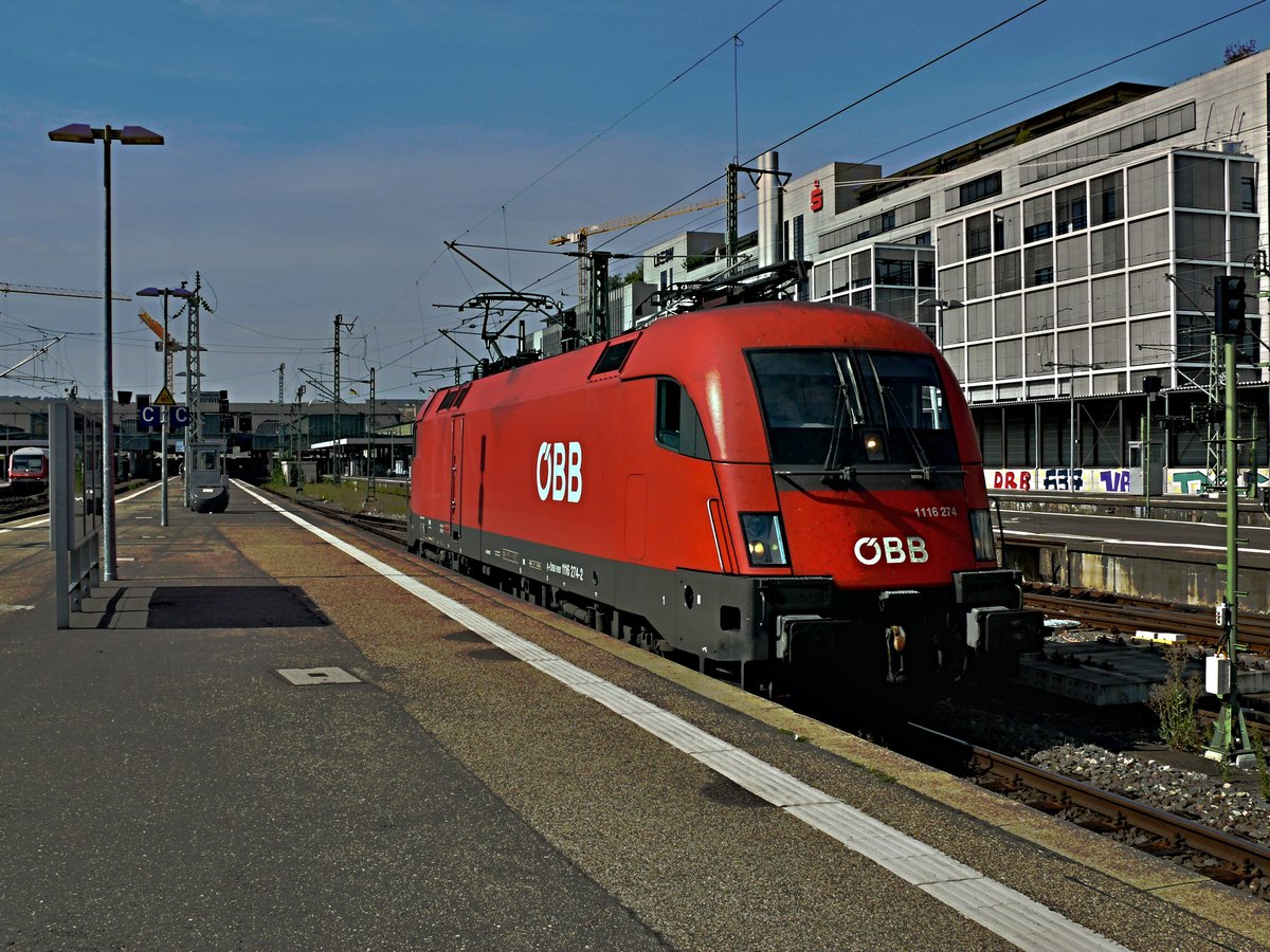 Nachdem 1116 274 den Zug aus Zürich nach Stuttgart brachte und, 1116 136 auf dem weg nach Zürich HB war, fährt sie nun am 8.8.18 um 9:37 Uhr auf das Wartegleis und wartet auf den nächsten EC aus Zürich HB den sie dann wieder dorthin bringt.