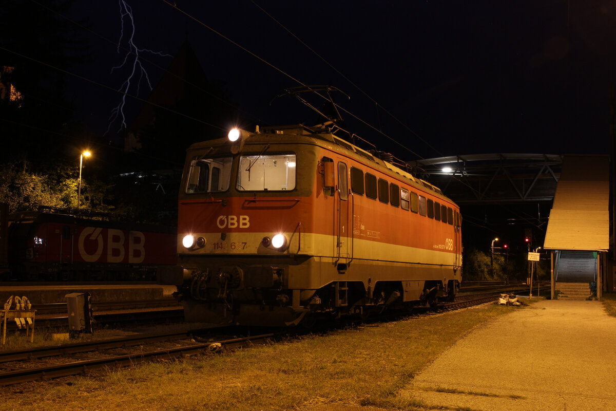 Nachdem die 1142 627 den IC310  Drava/Drau  von Graz Hbf nach Spielfeld-Straß gebracht hatte und in Graz bereits ein kräftiges Gewitter überstand, wartet die betage Lok vor dem nächsten aufziehenden Unwetter des 23.7.2022 in Spielfeld-Straß auf ihre nächste Leistung.