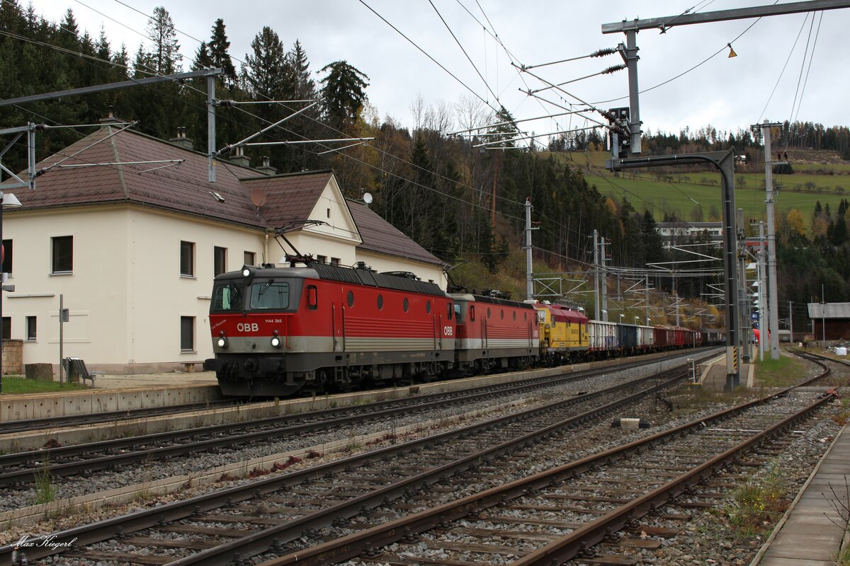 Nachdem die 1144 265 und die 1144 008 mit dem grenzlastigen DG54703 am 18.11.2022 den Bahnhof Breitenstein erreicht haben wartet der Zug die Vorfahrt eines Railjets ab und die beiden  Alpenstaubsauger  kämpfen sich weiter Richtung Semmering bergwärts und dem Ziel Graz Vbf entgegen.