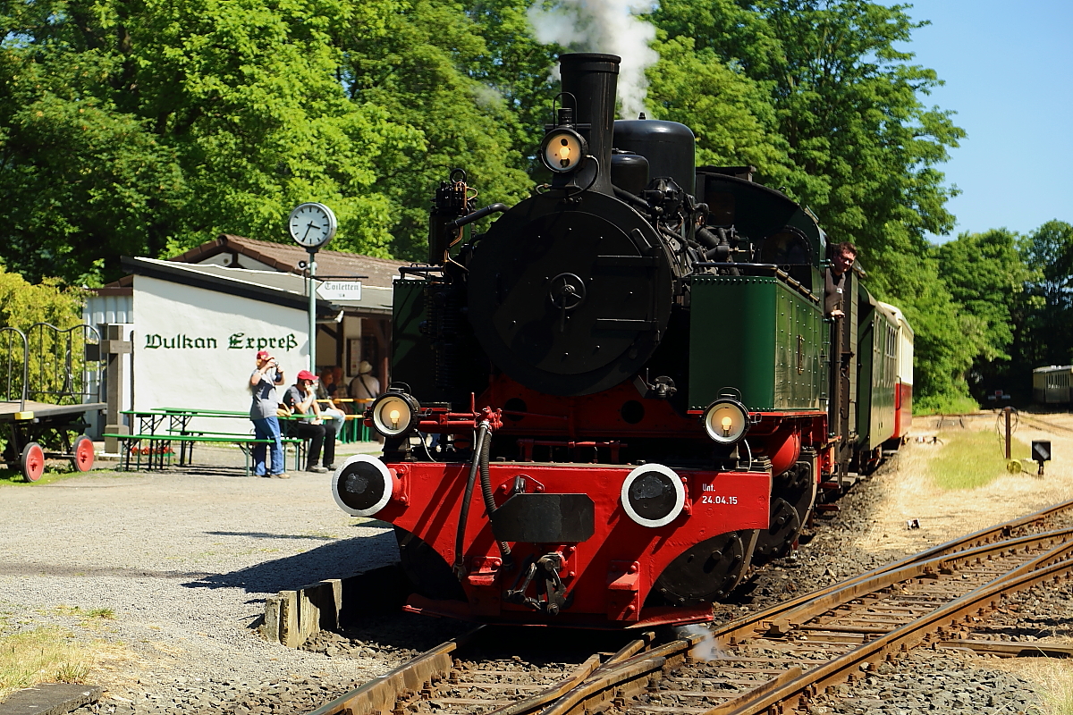Nachdem 11sm am 05.06.2015 mit ihrem Sonderzug für Eisenbahnfreunde aus Oberzissen in den Bahnhof Brohl-Lützing zurückgekehrt ist, hat sie jetzt bereits umgesetzt, um den Zug auf`s Abstellgleis zu rangieren.