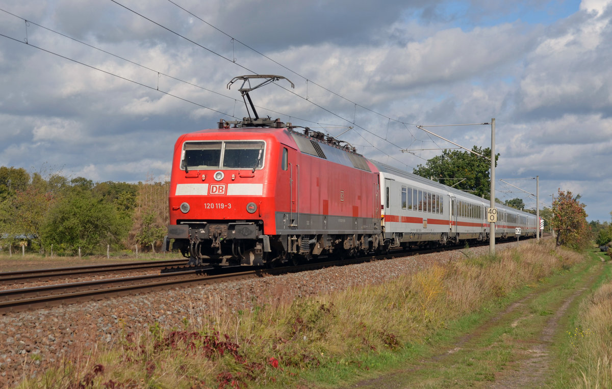 Nachdem 120 119 und 120 111 ihren Ersatz-IC nach Leipzig gebracht hatten rollten beide mit ihrem Wagenpark am 28.09.19 auf dem Rückweg Richtung Hannover durch Jeßnitz.