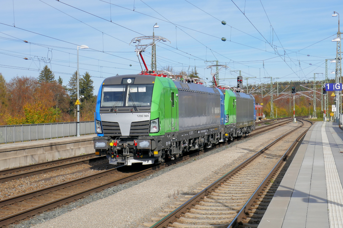 Nachdem 1293 902 und 1293 901 (A-RSAT) an mir vorbei gefahren sind, erscheinen die beiden fabrikneuen Lokomotiven in bestem  Fotolicht .
Traunstein, Donnerstag, 3. November 2022