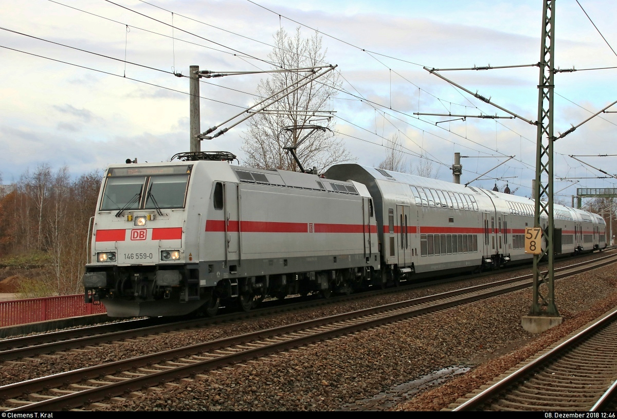 Nachdem 146 559-0 DB als IC 2445 (Linie 55) von Köln Hbf seinen Endbahnhof Dresden Hbf erreicht hat, fährt die Garnitur nun in den Abstellbahnhof Dresden-Reick auf der Bahnstrecke Děčín–Dresden-Neustadt (Elbtalbahn | KBS 241.1).
[8.12.2018 | 12:46 Uhr]