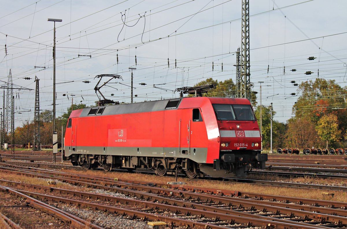 Nachdem die 152 015-4 am Nachmittag des 04.10.2017 durch den Badischen Bahnhof von Basel in Richtung Weil am Rhein fuhr, ist sie nun wieder zurück unterwegs in Richtung Rangierbahnhfo Muttenz, um wieder einen Güterzug gen Deutschland zu bespannen. (Fotostandpunkt von öffentlich zugänglichen Parkplatz)