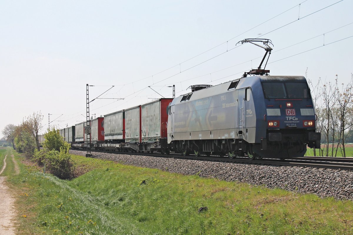Nachdem die 152 137-6  Albatros-Express  am 11.04.2017 ihren  WETRON -KLV in der Schweiz abgegeben hatte, bespannte sie direkt im Anschluss den Gegenzug wieder in Richtung Norden. Hier ist sie nun wieder bei Hügelheim und fuhr gen Freiburg (Breisgau).