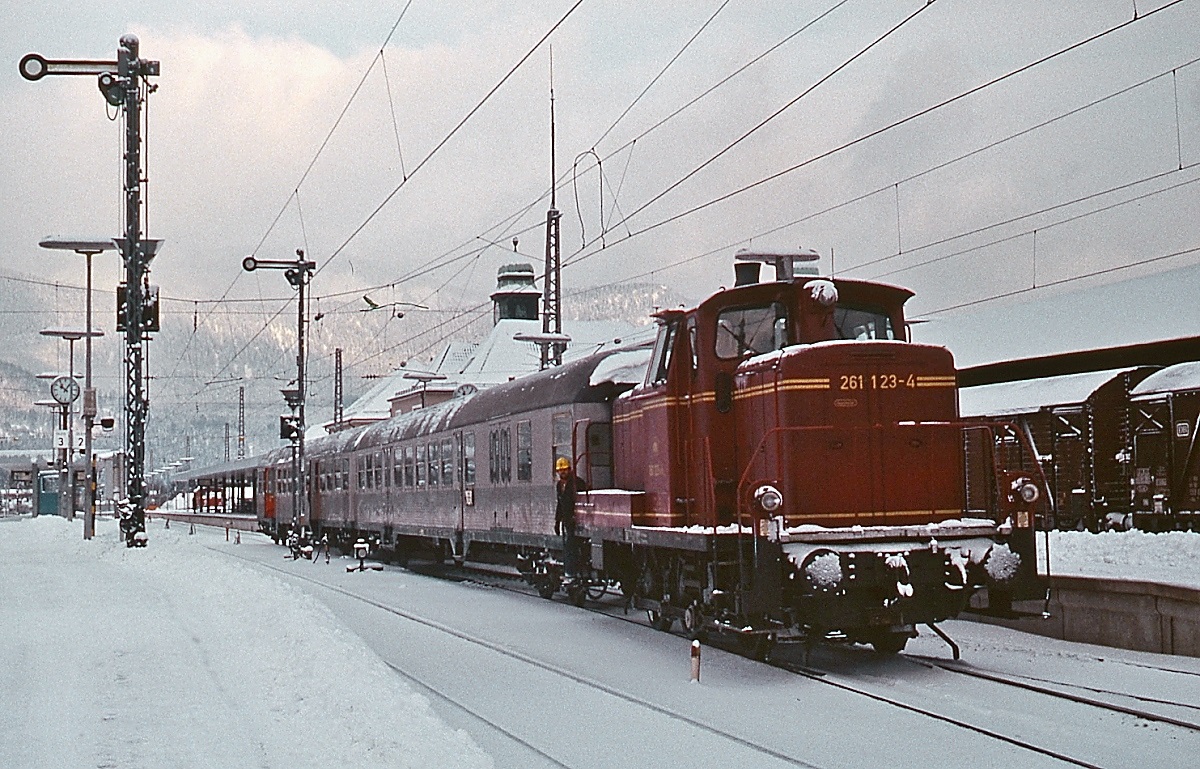 Nachdem die 160 009-7 ihren Dienst quittiert hatte, übernahmen Lokomotiven der Baureihe V 60 komplett den Rangierdienst im Bahnhof Garmisch-Partenkirchen. Zu ihnen gehörte die seit ihrer Abnahme am 09.07.1963 dort stationierte 261 123-4. Als 363 123-1 steht sie heute noch bei DB Cargo im Dienst. Die Aufnahme entstand Anfang Januar 1980.