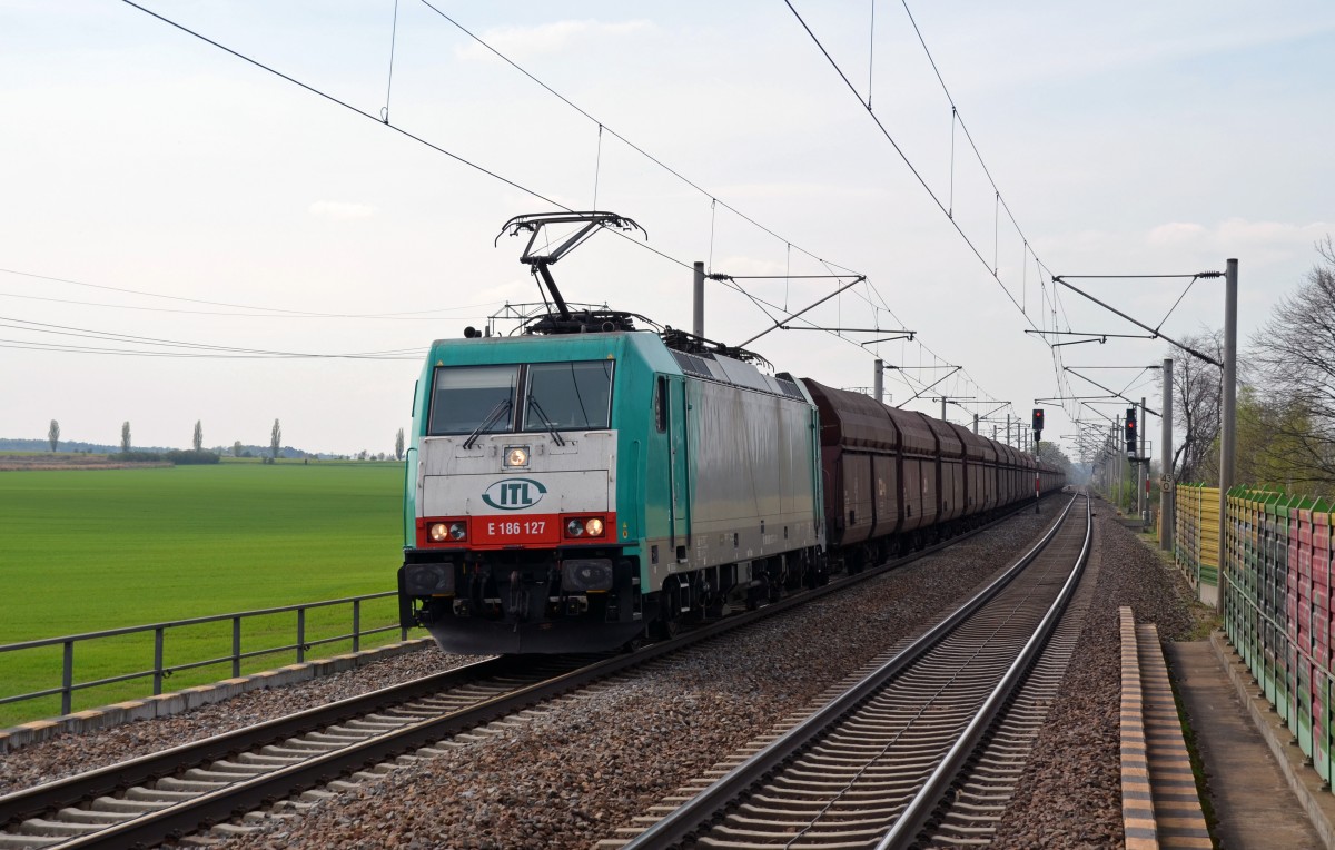 Nachdem 186 127 ihren Kohlezug in Engelsdorf von einer Class 66 übernommen hatte beförderte sie ihn weiter Richtung Elbtal. Am 07.04.14 passiert sie Dahlen.