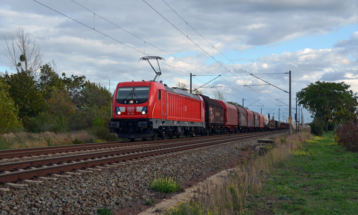 Nachdem 187 190 ihren gemischten Güterzug am 28.09.19 zum Rbf Halle(S) gebracht hatte, rollt sie mit einem dort übernommenen Zug durch Greppin Richtung Dessau.
