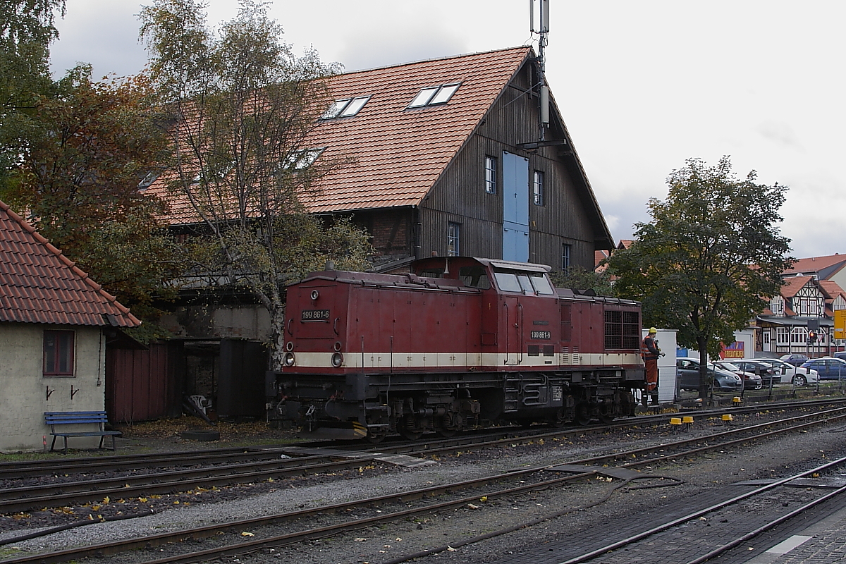 Nachdem 199 861 am Mittag des 18.10.2013 einen Sonderzug der IG HSB im Bahnhof Wernigerode bereitgestellt hat, verlt sie diesen jetzt wieder um weitere Rangieraufgaben zu bernehmen.