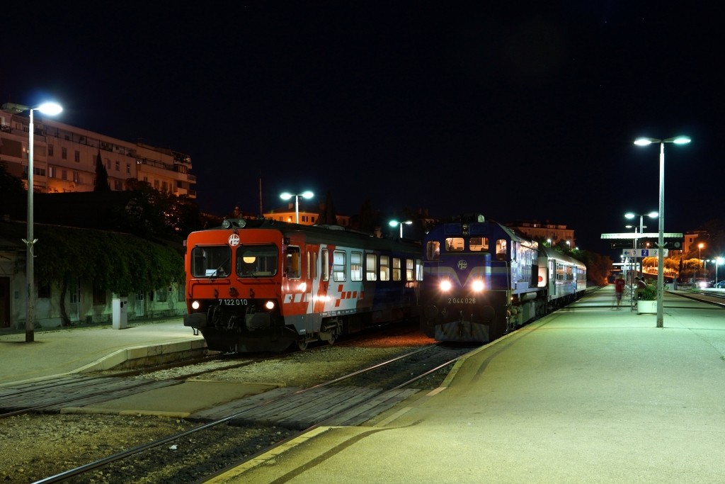 Nachdem 2044 026 den ankommenden P 5509 von Perković umfahren hat wird der Zug zur Abstellung in den Vorstadtbahnhof Split Predgrade gebracht. Hier wird in Split neben dem 7122 010, der den letzten Personenzug nach Katel Stari bernimmt, auf die Abfahrt gewartet. 24.07.2013