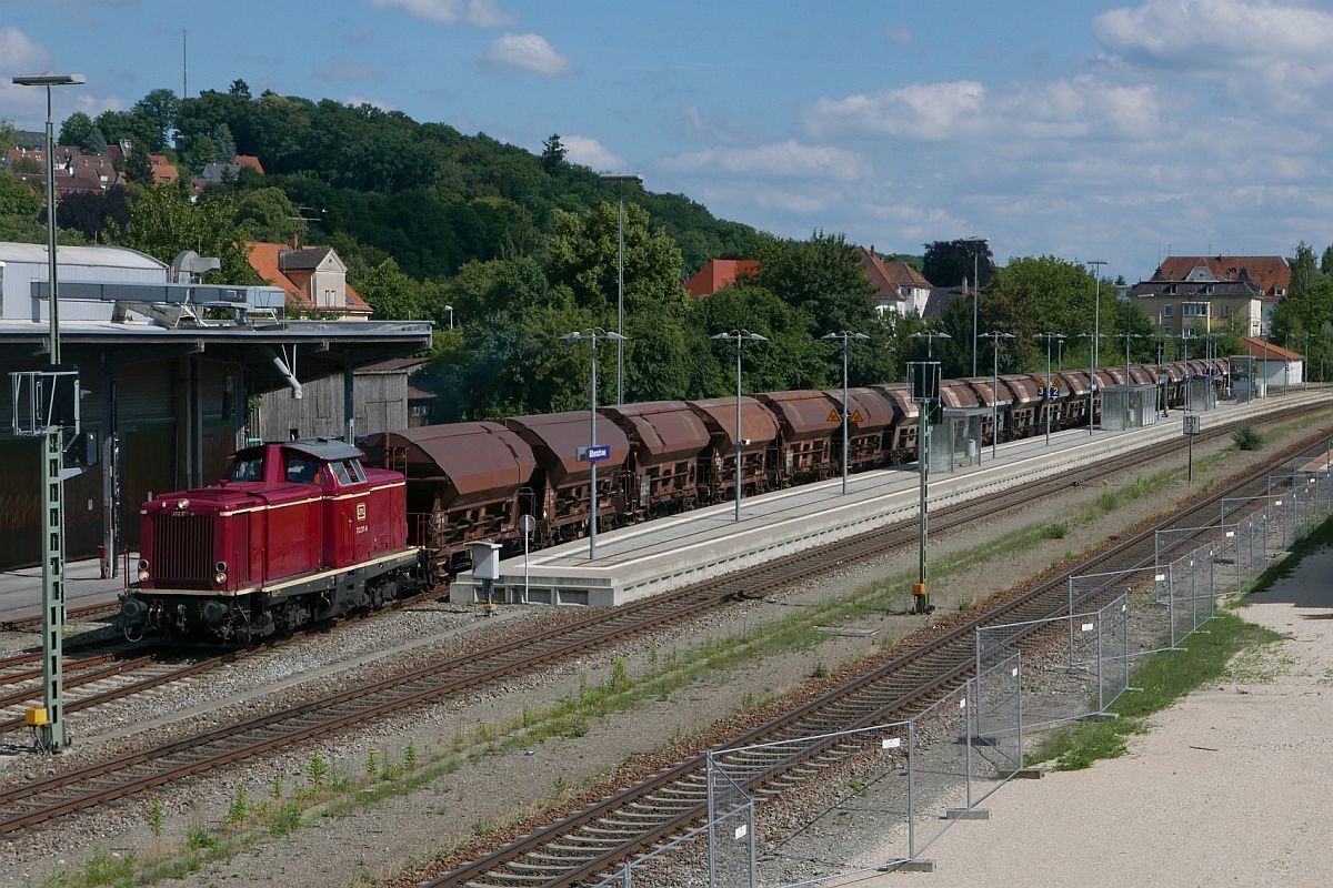Nachdem 212 273-9 die leeren Wagen der Gattung Tds/Tdns im Bahnhof von Biberach (Ri) zusammengestellt hatte zieht sie diese am 18.06.2018 Richtung Ulm.