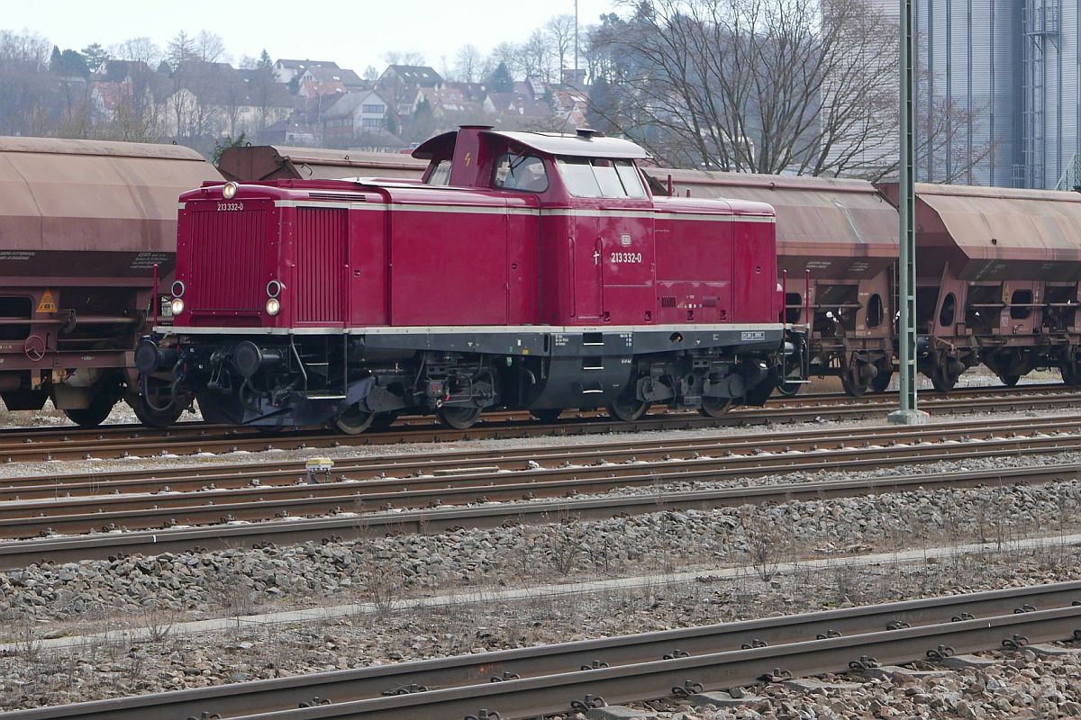 Nachdem 213 332-0 die mit Dnger beladenen Schttgutwagen nach Biberach (Ri) gezogen, den Zug aufgeteilt und einen Teil der Wagen zur Entladung an das Lagerhaus rangiert hatte, muss die Lok warten, bis ein Teil der Wagen entleert sind, um anschlieend die leeren gegen volle Wagen zu tauschen (15.01.2018).