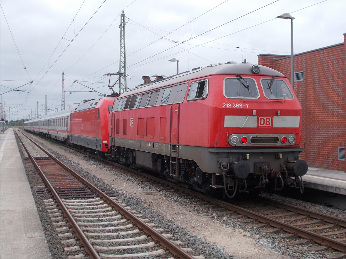 Nachdem 218 369,am 07.Juni 2016,schon als Schlußlok im IC 2377 Binz-Frankfurt Main Hbf mitlief,lief die Lok am 08.Juni 2016 nochmal im IC 2377 als Schlußlok mit diesmal nicht alleine,denn diesmal war auch noch 101 097 Schlußlok.Aufnahme in Bergen/Rügen.