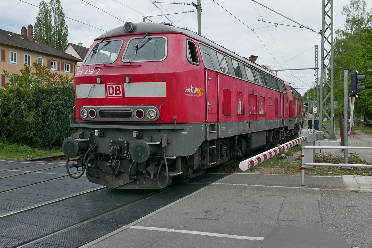 Nachdem 218 491-9 und 218 456-2 am 10.05.2021 die Wagen des IC 2939, Dortmund - Lindau-Insel, nach Friedrichshafen gezogen hatten, mussten die beiden Loks fr einen Fahrtrichtungswechsel drei Rangierfahrten unternehmen, um den Zug anschlieend nach Lindau ziehen zu knnen. Hier befinden sich die beiden 218er auf der zweiten Rangierfahrt vom Gleis an der Tankstelle zum Gleis 3.
