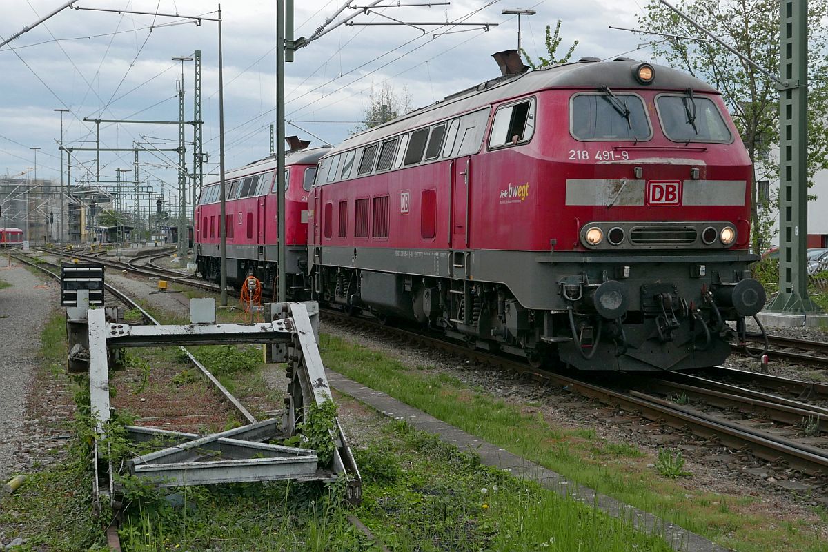 Nachdem 218 491-9 und 218 456-2 am 10.05.2021 die Wagen des IC 2939, Dortmund - Lindau-Insel, nach Friedrichshafen gezogen hatten, mussten die beiden Loks fr einen Fahrtrichtungswechsel drei Rangierfahrten unternehmen, um den Zug anschlieend nach Lindau-Insel ziehen zu knnen. Hier befinden sich die die beiden 218er auf der ersten Rangierfahrt von Gleis 2 zum „Tankstellen-Gleis“.