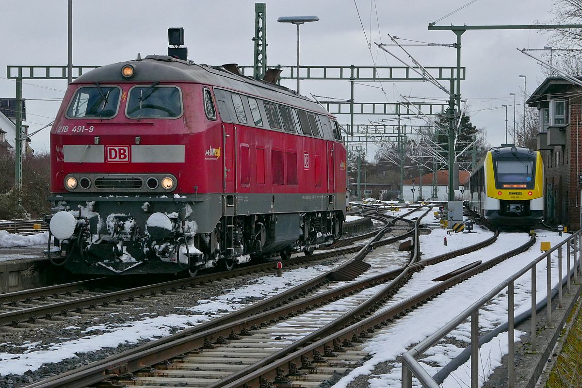 Nachdem 218 491-9 mit den in Lindau übernommenen Wagen des IC 118  BODENSEE , Innsbruck - Dortmund, Friedrichshafen erreicht hatte, abgekuppelt wurde und die Wagen umfahren hatte befindet sich die 218er hier auf der Fahrt an die Wagen, um diese anschließend nach Ulm ziehen zu können (25.01.2021).