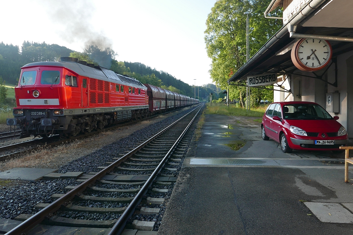 Nachdem 232 569-4 mit dem “Roßberger Kieszug“ am Zielort angekommen war, die leeren Wagen anschließend umfahren hatte, schiebt sie nun die Wagen zum Ladegleis (Roßberg, 28.07.2016).
Nein, ich bin nicht dem Auto auf den Bahnsteig gefahren.